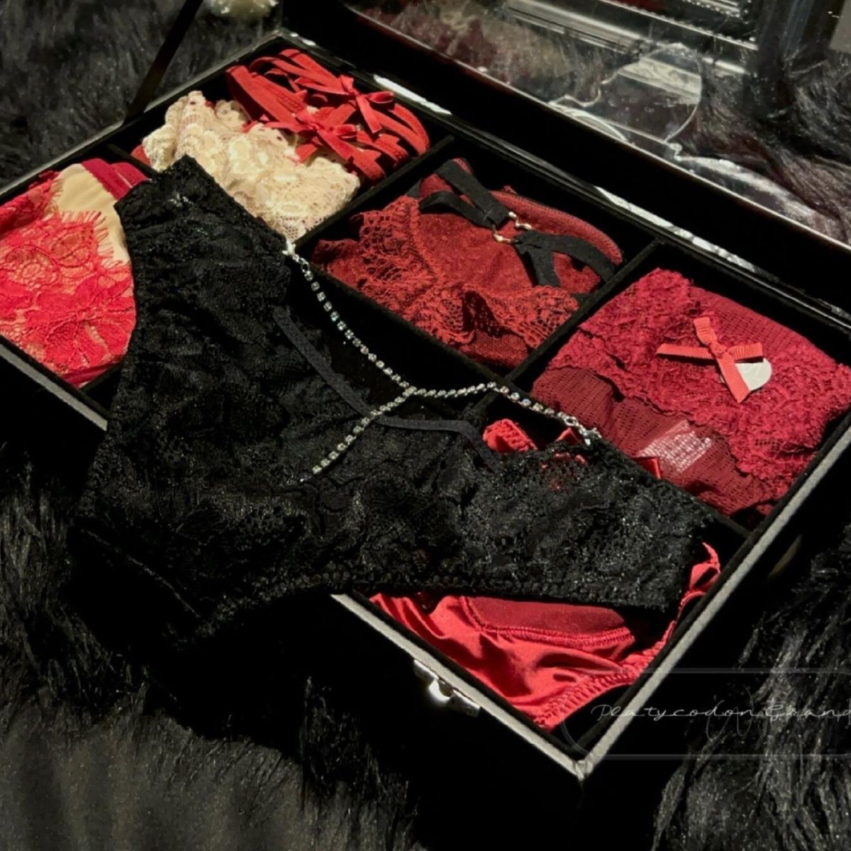 Red Phantom (customized) Gift Box Cheeky Panty In Lace（04）